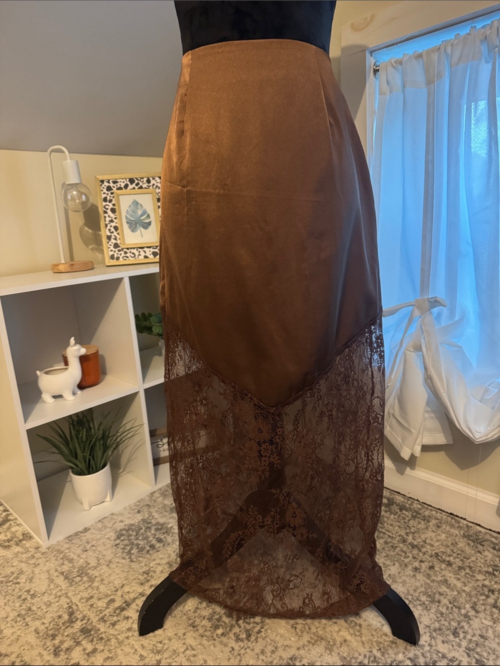 High waist, lace satin skirt